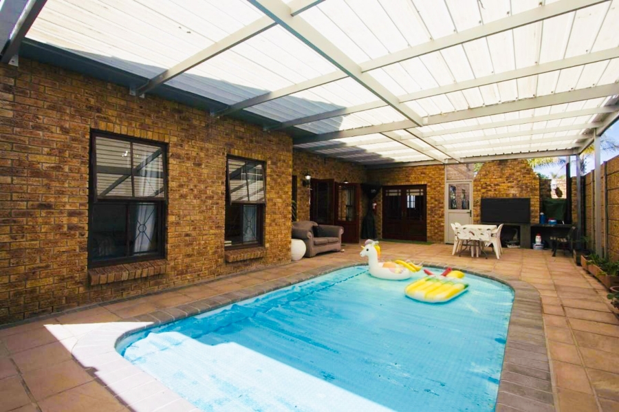 5 Bedroom Property for Sale in Parklands Western Cape